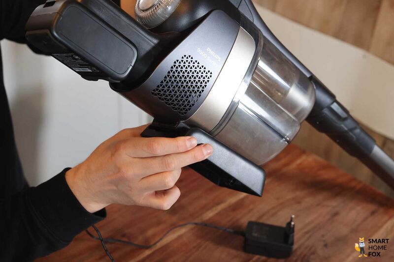 Die Wandhalterung des Philips Aquatrio 9000